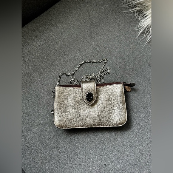 Coach Metallic Turnlock Crossbody Platinum Bronze
Chain Clutch/wallet NEW $175 - Picture 9 of 12